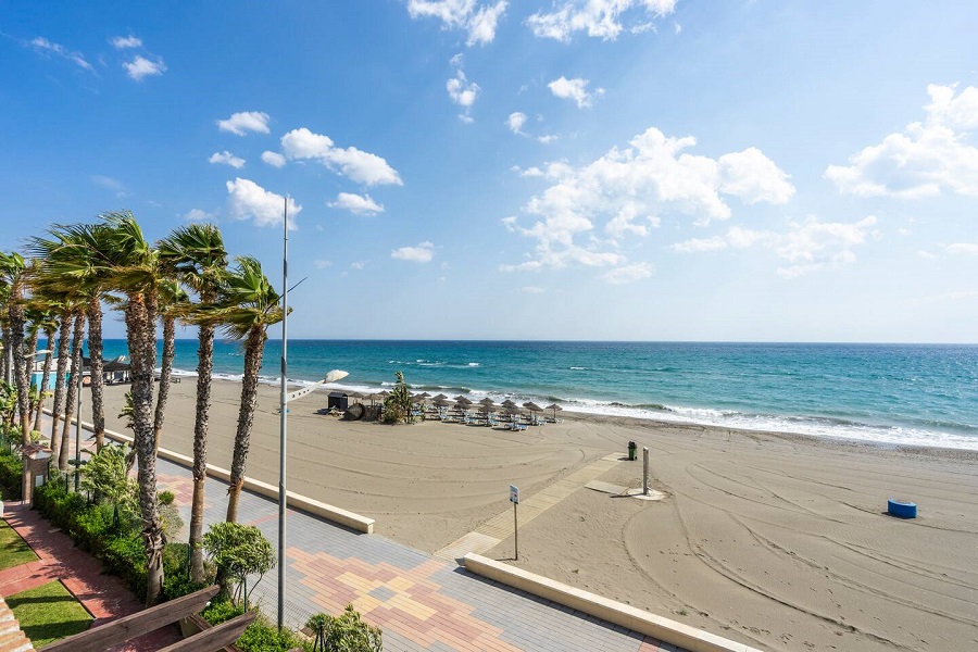 Luxury split level apartment located on 1st floor right on the beach of Torrox Costa in a beautiful urbanization.