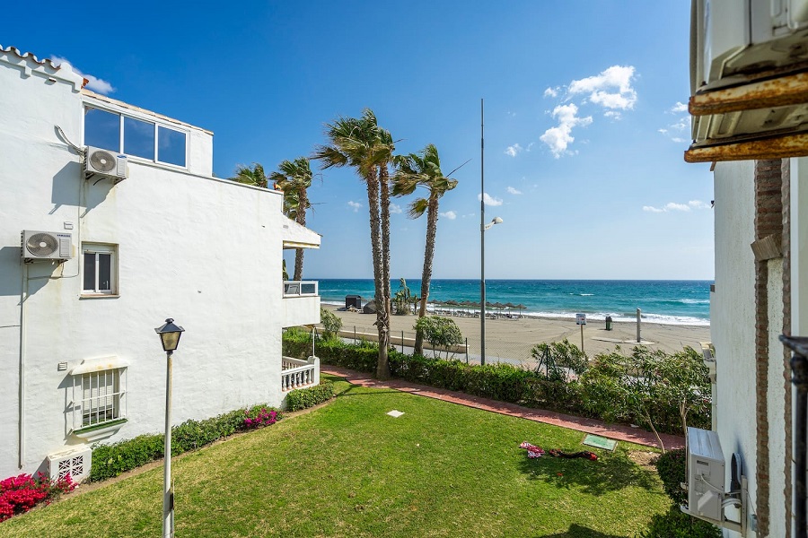 Luxury split level apartment located on 1st floor right on the beach of Torrox Costa in a beautiful urbanization.