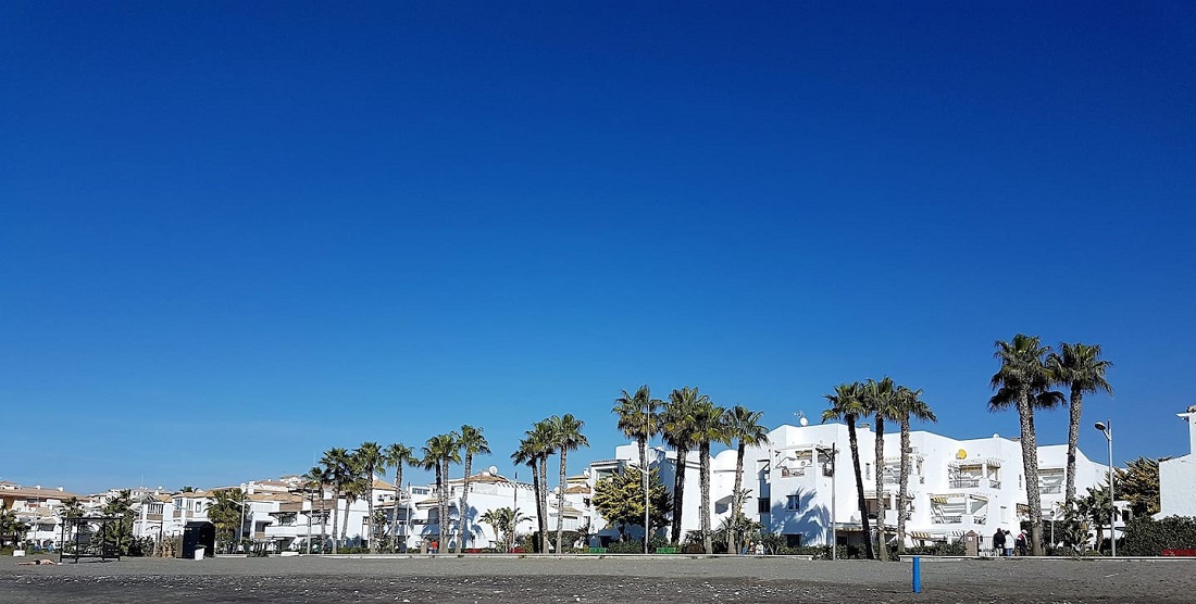 Lujoso apartamento de dos niveles situado en la 1ª planta justo en la playa de Torrox Costa en una bonita urbanización.