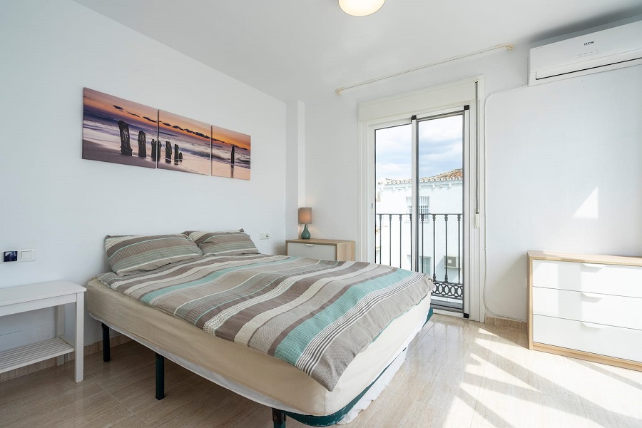 Luxe split level appartement gelegen op 1e verdieping direct aan het strand van Torrox Costa in een prachtige urbanisatie.