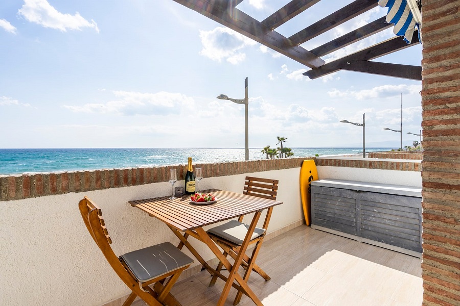 Luxe split level appartement gelegen op 1e verdieping direct aan het strand van Torrox Costa in een prachtige urbanisatie.