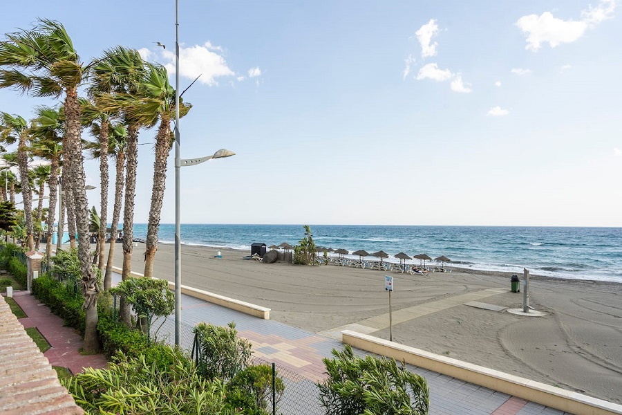 Luksus delt nivå leilighet beliggende i 1. etasje rett ved stranden i Torrox Costa i en vakker urbanisering.