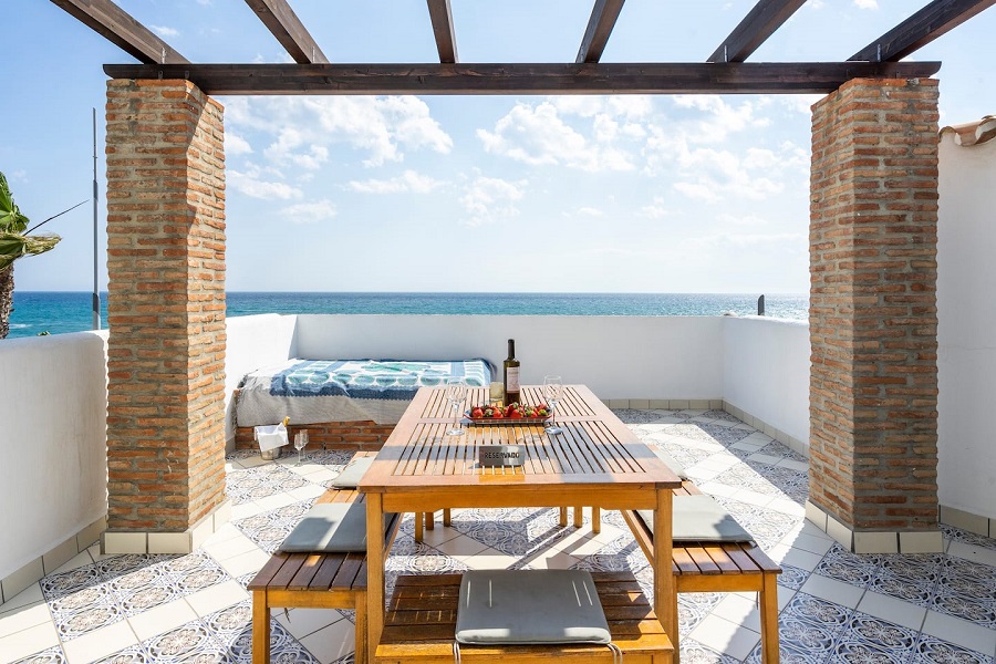 Luxe split level appartement gelegen op 1e verdieping direct aan het strand van Torrox Costa in een prachtige urbanisatie.