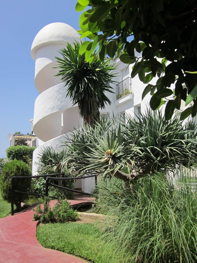 Luksus delt nivå leilighet beliggende i 1. etasje rett ved stranden i Torrox Costa i en vakker urbanisering.