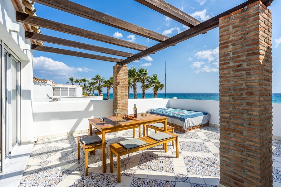 Luxe split level appartement gelegen op 1e verdieping direct aan het strand van Torrox Costa in een prachtige urbanisatie.