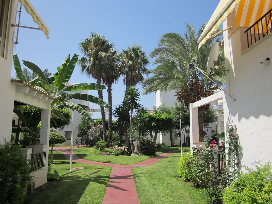 Luksus delt nivå leilighet beliggende i 1. etasje rett ved stranden i Torrox Costa i en vakker urbanisering.