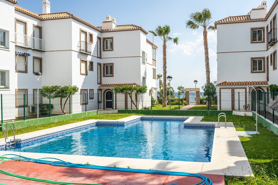 Luxe split level appartement gelegen op 1e verdieping direct aan het strand van Torrox Costa in een prachtige urbanisatie.