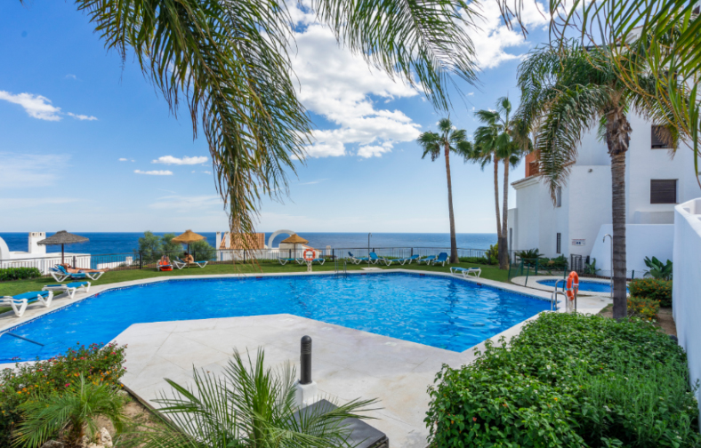 Lujoso apartamento de 2 dormitorios con vistas al mar en Calaceite entre Nerja y Torrox Costa.