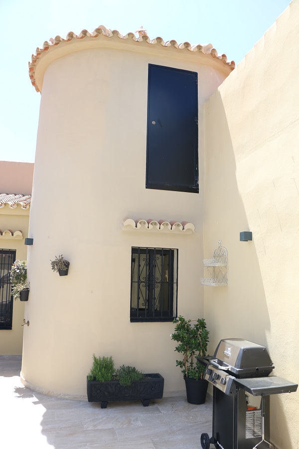 Ce spacieux appartement de luxe est situé sur une Finca avec une grande piscine et un beau jardin et une vue sur la côte.