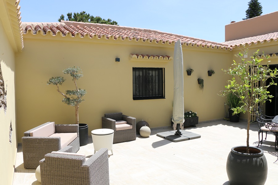 Ce spacieux appartement de luxe est situé sur une Finca avec une grande piscine et un beau jardin et une vue sur la côte.