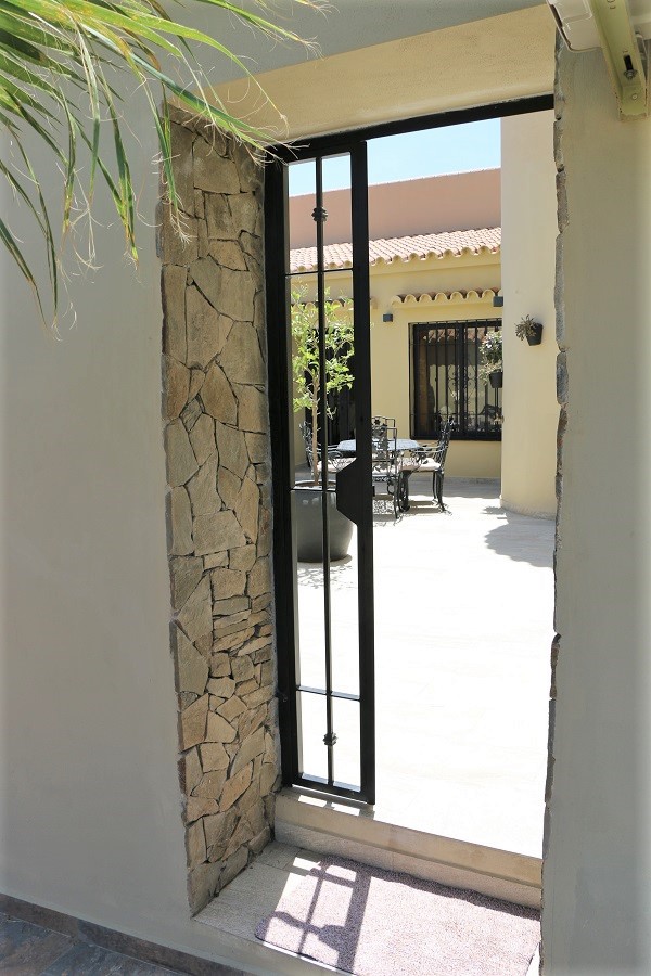 Ce spacieux appartement de luxe est situé sur une Finca avec une grande piscine et un beau jardin et une vue sur la côte.