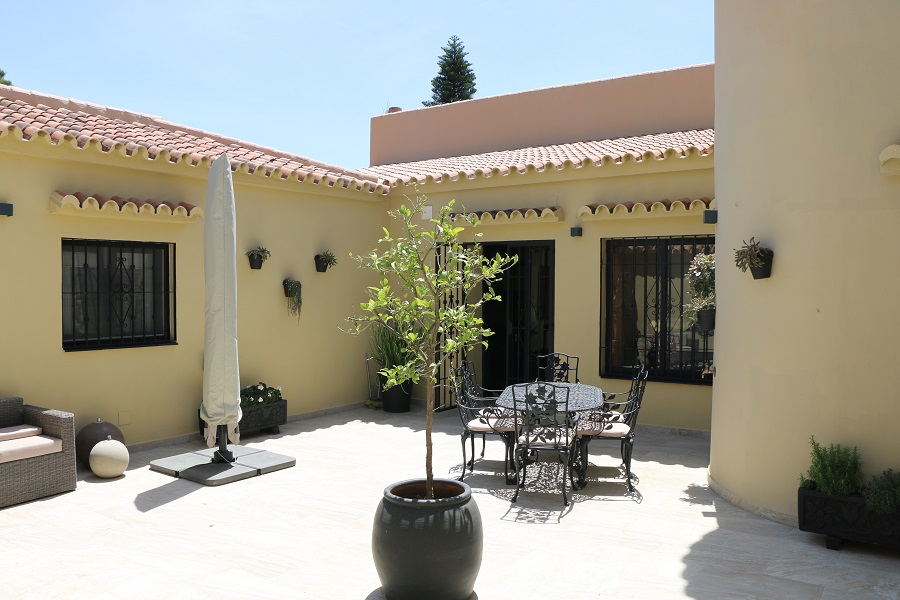 Ce spacieux appartement de luxe est situé sur une Finca avec une grande piscine et un beau jardin et une vue sur la côte.