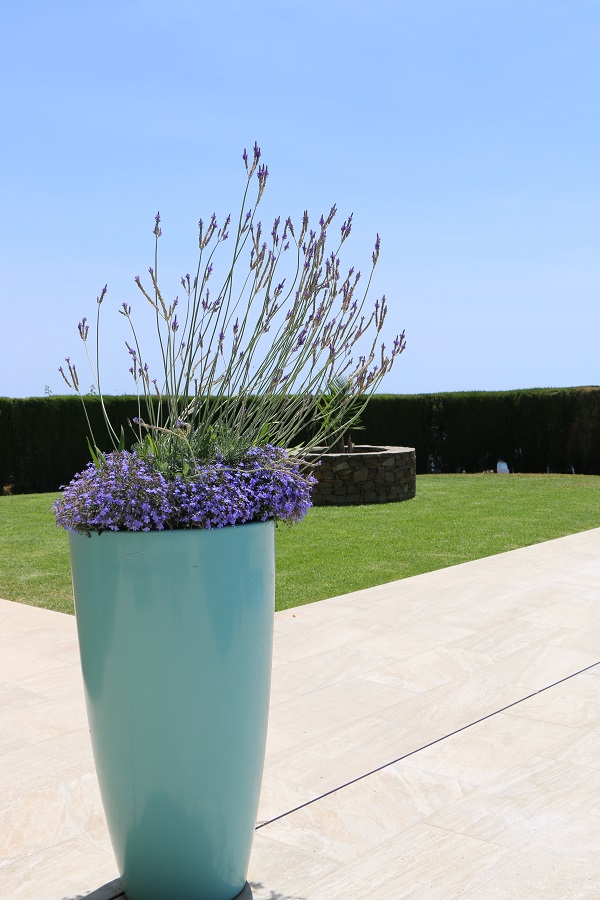 Questo spazioso appartamento di lusso si trova su una Finca con grande piscina e bellissimo giardino e vista sulla costa.