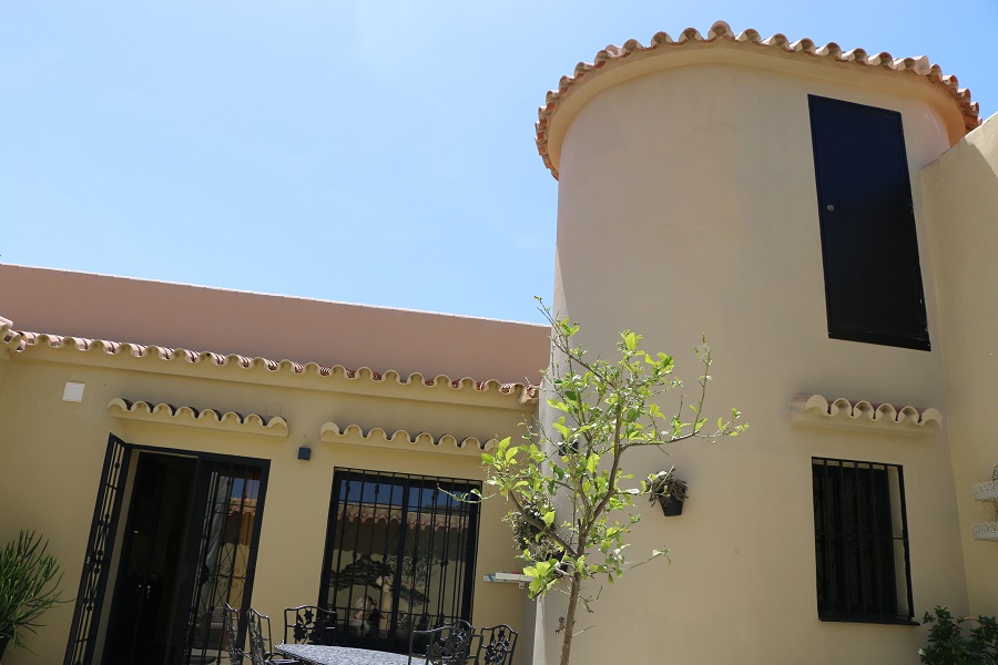 Ce spacieux appartement de luxe est situé sur une Finca avec une grande piscine et un beau jardin et une vue sur la côte.