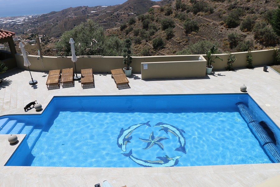 Ce spacieux appartement de luxe est situé sur une Finca avec une grande piscine et un beau jardin et une vue sur la côte.