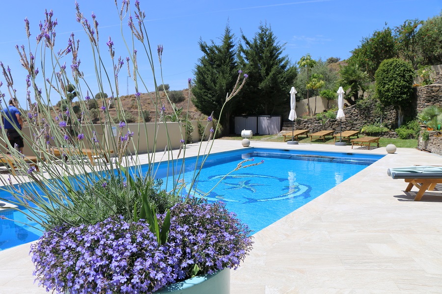 Ce spacieux appartement de luxe est situé sur une Finca avec une grande piscine et un beau jardin et une vue sur la côte.