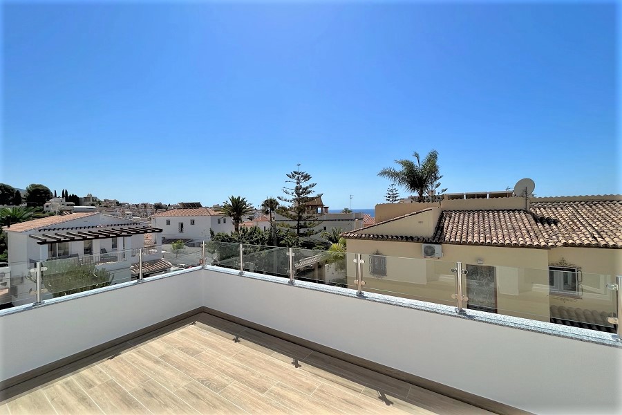 Ny villa med privat pool, 3 sovrum, 2 badrum, idealiskt beläget en kort promenad från stranden och centrum av Nerja