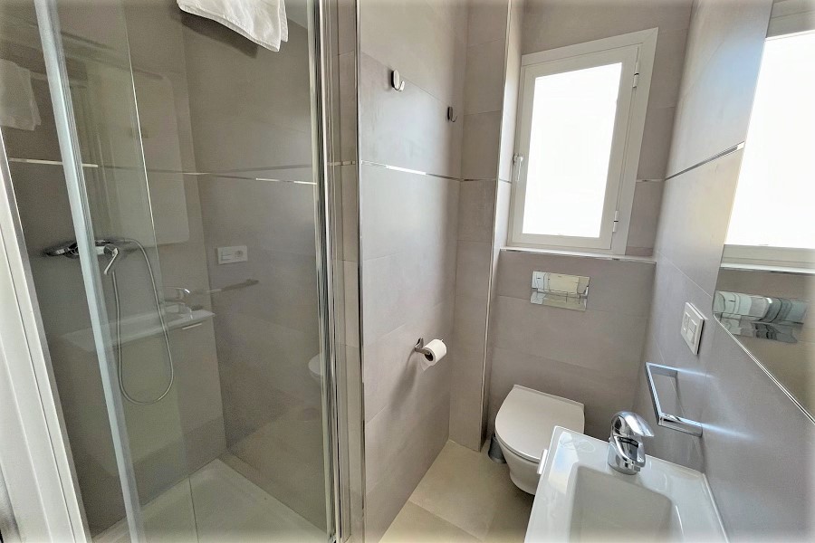 Nueva villa con piscina privada, 3 dormitorios, 2 baños, idealmente ubicada a pocos pasos de la playa y del centro de Nerja