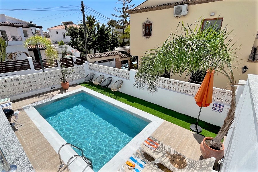 Neue Villa mit privatem Pool, 3 Schlafzimmern, 2 Bädern, ideal gelegen, nur einen kurzen Spaziergang vom Strand und dem Zentrum von Nerja entfernt