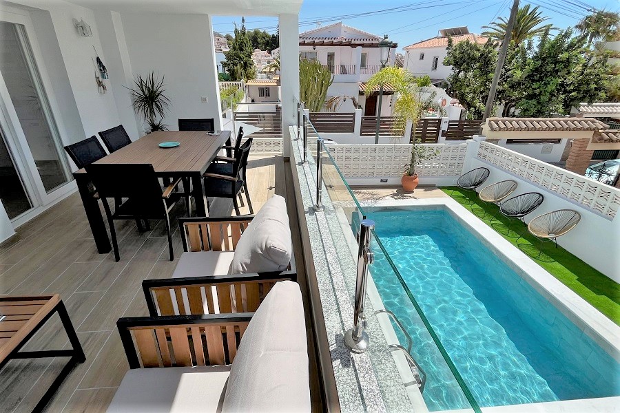 Ny villa med privat pool, 3 sovrum, 2 badrum, idealiskt beläget en kort promenad från stranden och centrum av Nerja