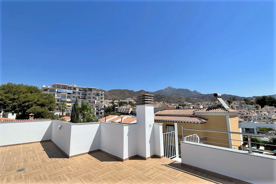 Ny villa med privat pool, 3 soveværelser, 2 badeværelser, ideelt beliggende en kort gåtur fra stranden og centrum af Nerja