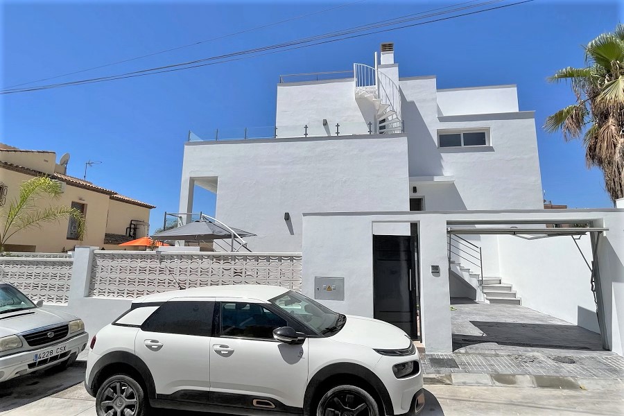 Ny villa med privat pool, 3 soveværelser, 2 badeværelser, ideelt beliggende en kort gåtur fra stranden og centrum af Nerja