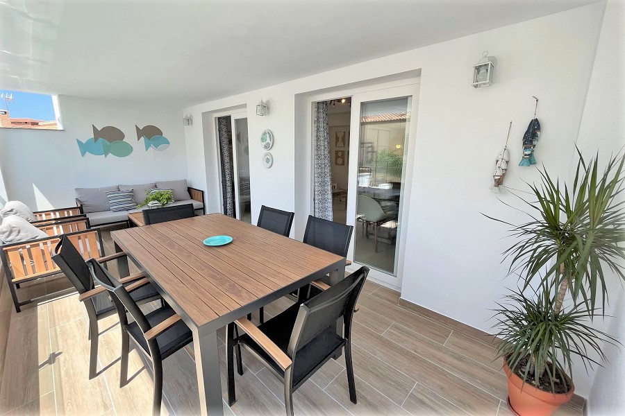 Ny villa med privat pool, 3 sovrum, 2 badrum, idealiskt beläget en kort promenad från stranden och centrum av Nerja