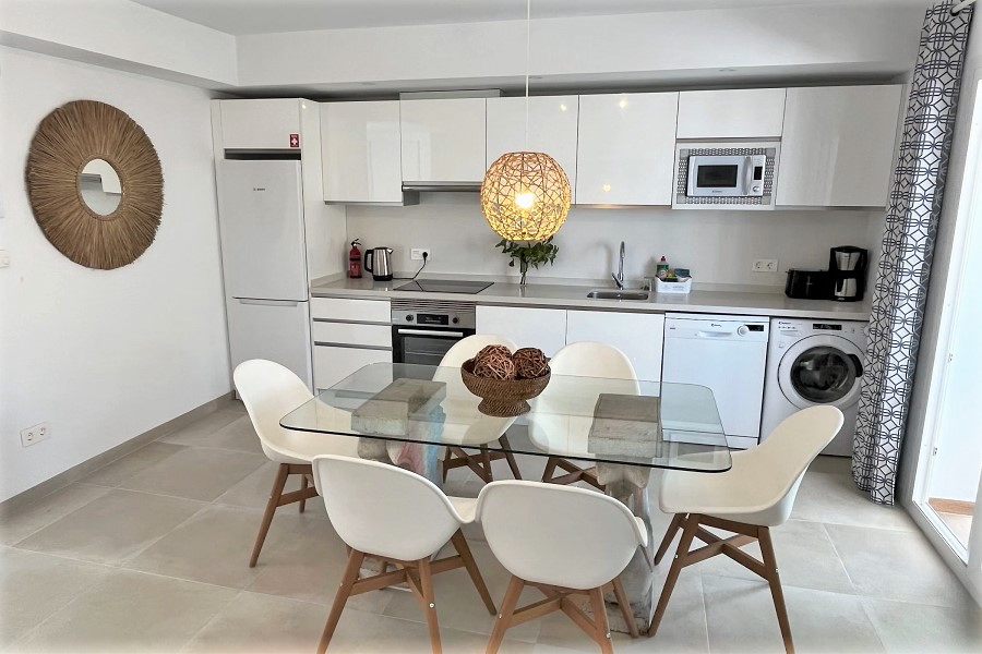 Nueva villa con piscina privada, 3 dormitorios, 2 baños, idealmente ubicada a pocos pasos de la playa y del centro de Nerja