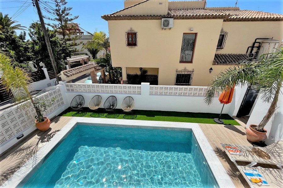 Villa neuve avec piscine privée, 3 chambres, 2 salles de bains, idéalement située à quelques pas de la plage et du centre de Nerja