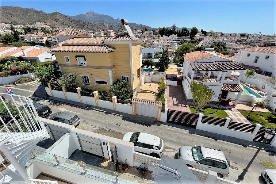 Ny villa med privat pool, 3 sovrum, 2 badrum, idealiskt beläget en kort promenad från stranden och centrum av Nerja