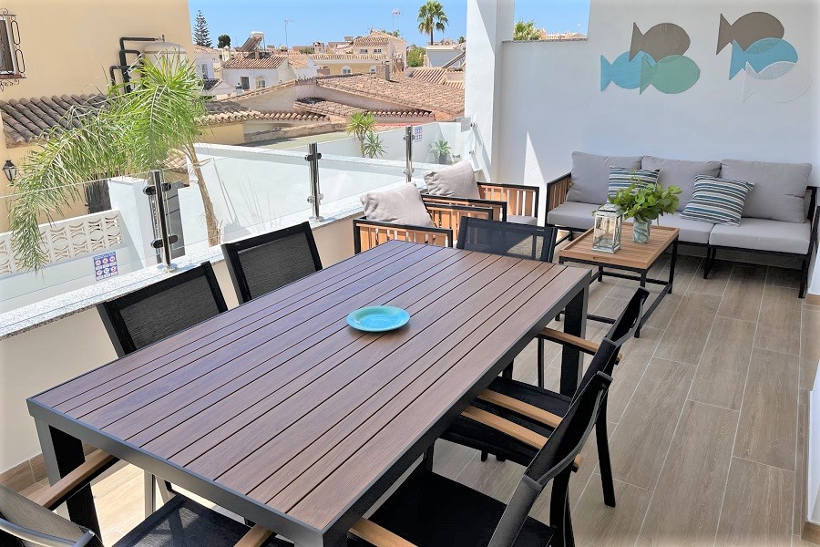 Ny villa med privat pool, 3 sovrum, 2 badrum, idealiskt beläget en kort promenad från stranden och centrum av Nerja