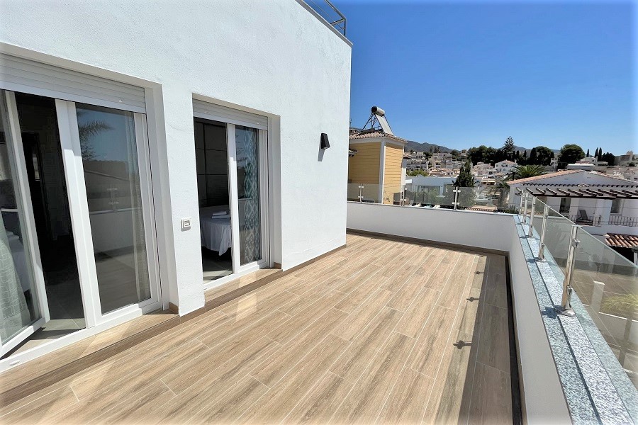 Ny villa med privat pool, 3 sovrum, 2 badrum, idealiskt beläget en kort promenad från stranden och centrum av Nerja