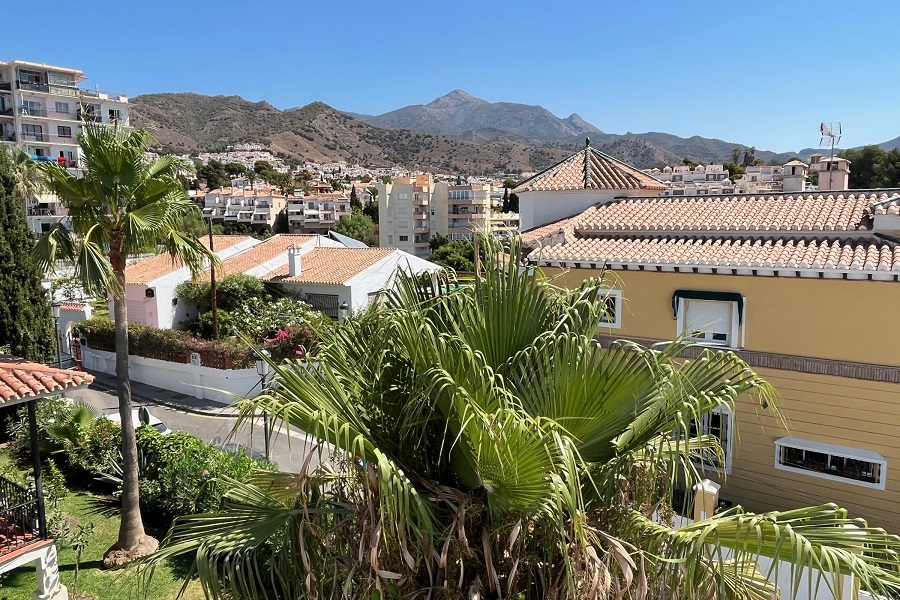 Ny villa med privat basseng, 3 soverom, 2 bad, ideelt plassert en kort spasertur fra stranden og sentrum av Nerja