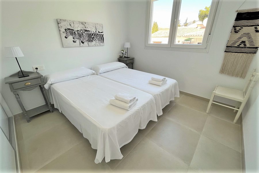 Ny villa med privat basseng, 3 soverom, 2 bad, ideelt plassert en kort spasertur fra stranden og sentrum av Nerja