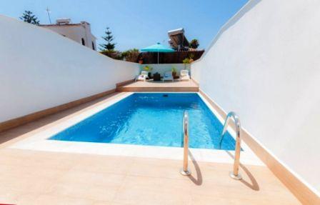 Questa villa si trova a 400 metri dalla spiaggia ea 300 metri dall'accogliente centro di Nerja.