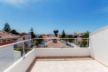 Esta villa se encuentra a 400 metros de la playa y a 300 metros del acogedor centro de Nerja.