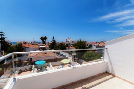 Diese Villa befindet sich 400 Meter vom Strand und 300 Meter vom gemütlichen Zentrum von Nerja entfernt.