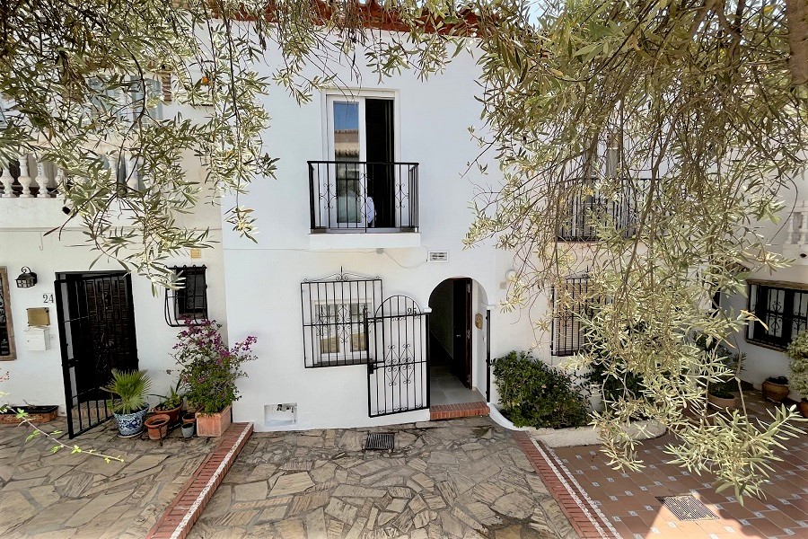 Maison de ville avec 3 chambres, 2 salles de bains, vue imprenable, piscine privée et grande piscine commune près de la plage et du centre de Nerja.