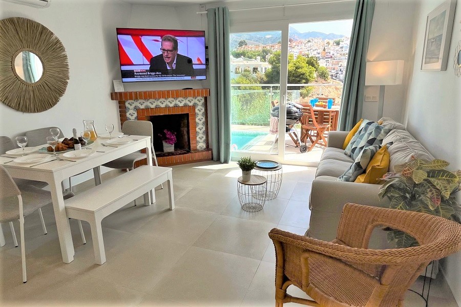 Casa adosada con 3 dormitorios, 2 baños, impresionantes vistas, piscina privada y gran piscina comunitaria cerca de la playa y el centro de Nerja.