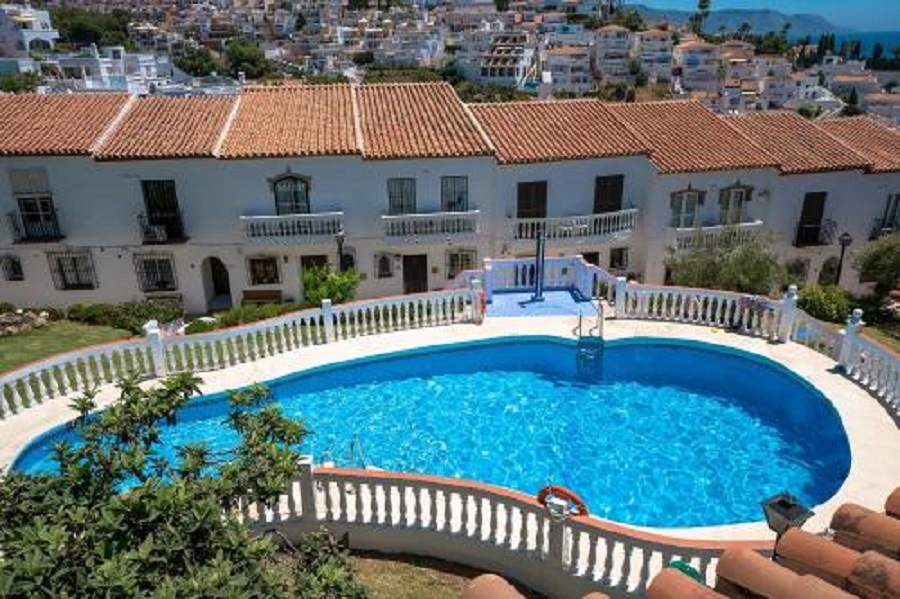 Maison de ville avec 3 chambres, 2 salles de bains, vue imprenable, piscine privée et grande piscine commune près de la plage et du centre de Nerja.