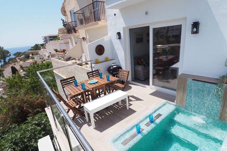 Casa adosada con 3 dormitorios, 2 baños, impresionantes vistas, piscina privada y gran piscina comunitaria cerca de la playa y el centro de Nerja.