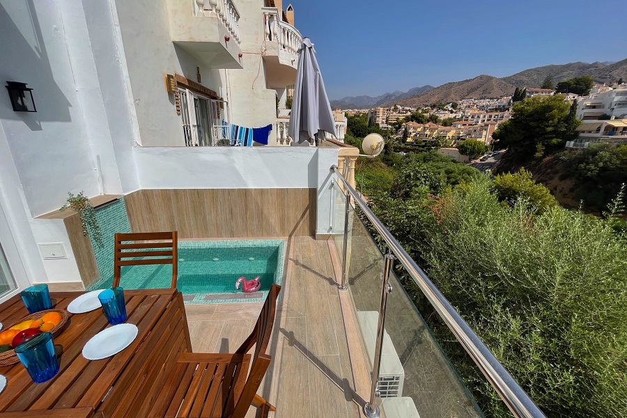 Casa a schiera con 3 camere da letto, 2 bagni, vista mozzafiato, piscina privata e grande piscina comunale vicino alla spiaggia e al centro di Nerja.