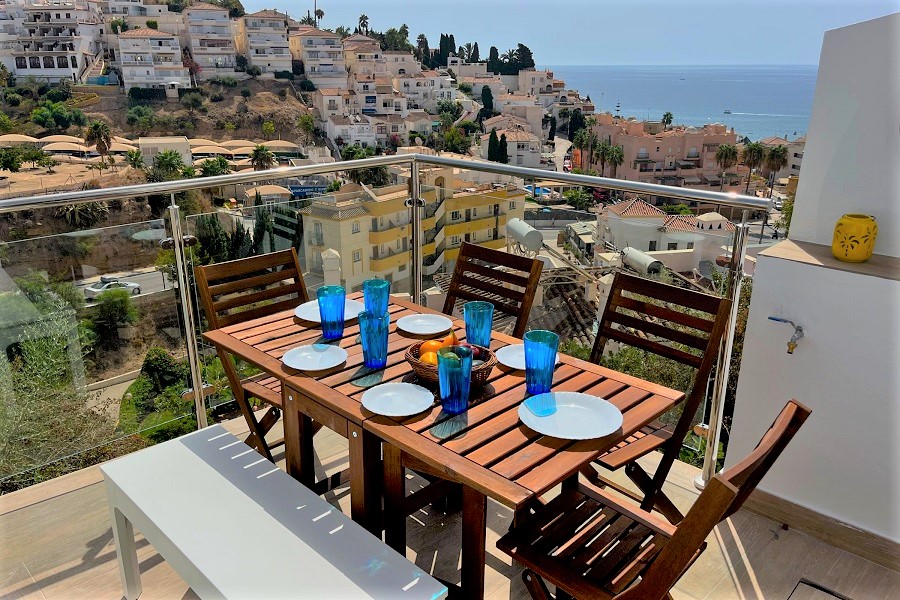 Maison de ville avec 3 chambres, 2 salles de bains, vue imprenable, piscine privée et grande piscine commune près de la plage et du centre de Nerja.