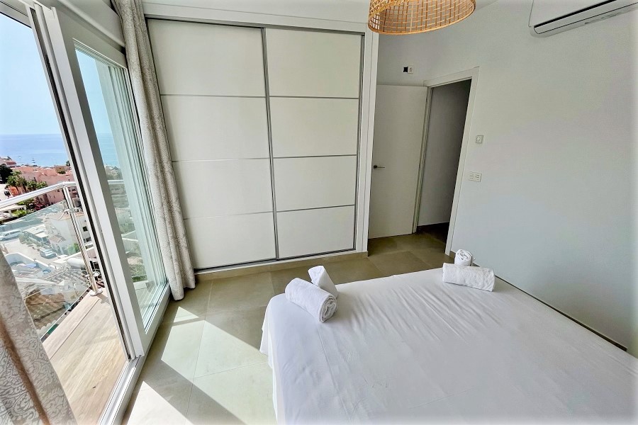 Casa a schiera con 3 camere da letto, 2 bagni, vista mozzafiato, piscina privata e grande piscina comunale vicino alla spiaggia e al centro di Nerja.