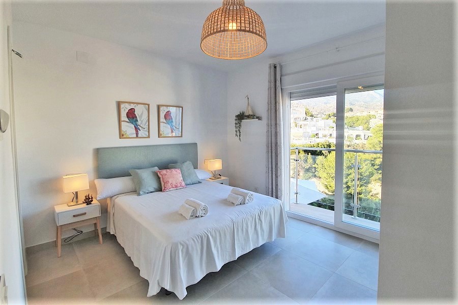 Maison de ville avec 3 chambres, 2 salles de bains, vue imprenable, piscine privée et grande piscine commune près de la plage et du centre de Nerja.