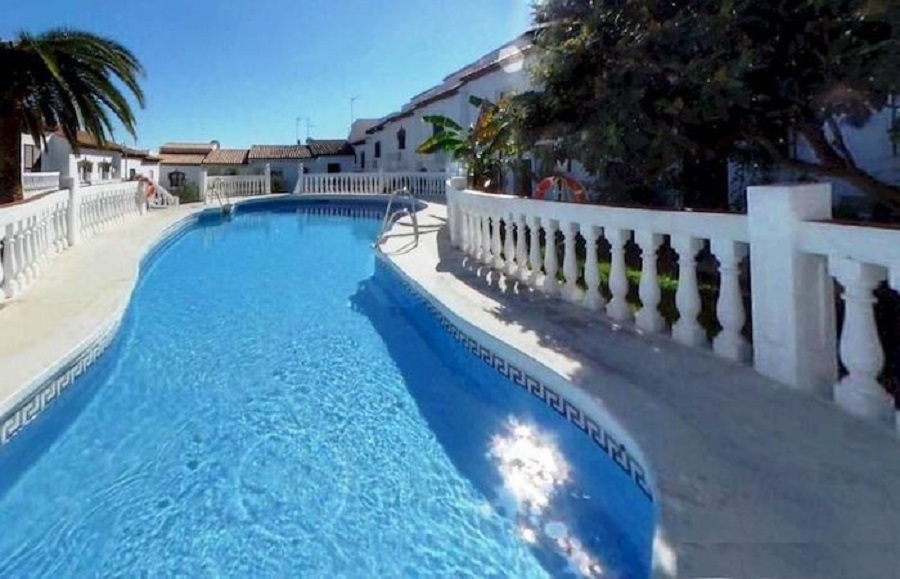 Maison de ville avec 3 chambres, 2 salles de bains, vue imprenable, piscine privée et grande piscine commune près de la plage et du centre de Nerja.