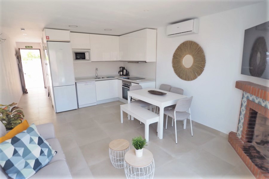 Maison de ville avec 3 chambres, 2 salles de bains, vue imprenable, piscine privée et grande piscine commune près de la plage et du centre de Nerja.