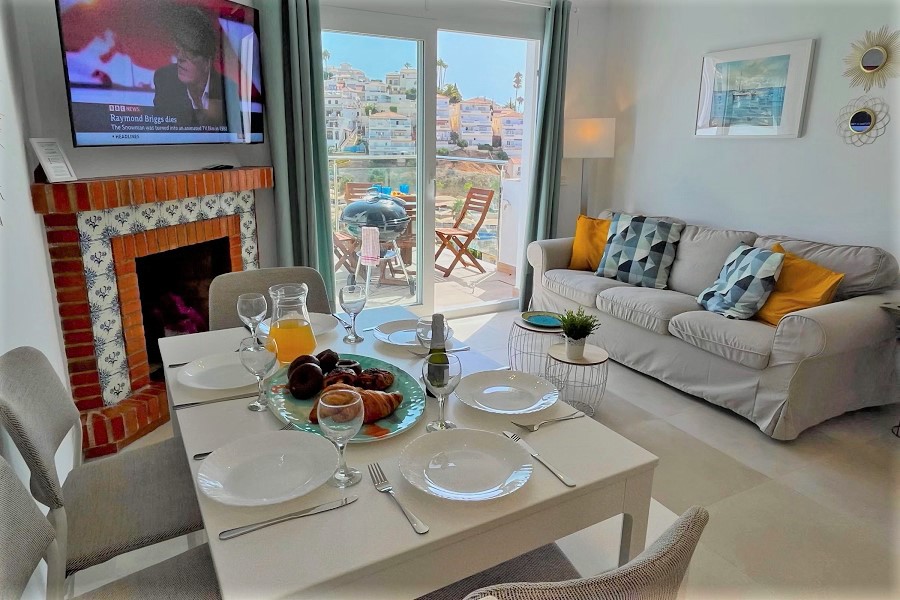 Casa adosada con 3 dormitorios, 2 baños, impresionantes vistas, piscina privada y gran piscina comunitaria cerca de la playa y el centro de Nerja.