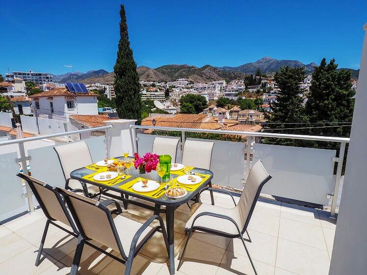 Nueva villa de 3 dormitorios con piscina cerca de la playa y el centro de Nerja