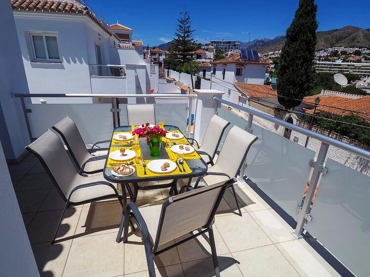 Nuova villa con 3 camere da letto e piscina vicino alla spiaggia e al centro di Nerja